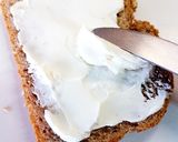 Foto del paso 1 de la receta: Tostas de queso crema con rabanitos encurtidos