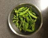 A picture of step 1 of Easy Pan-Roasted Edamame Snack.