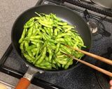 A picture of step 2 of Easy Pan-Roasted Edamame Snack.