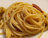 Foto del paso 6 de la receta: Spaghetti con anchoas y mini kumatos confitados