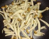 รูปขั้นตอนการทำที่ 3 ของ ผัดเห็ดใส่เต้าหู้เหลืองนิ่ม (Stir-Fried Mushrooms with Soft Yellow Tofu)
