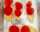 Foto del passaggio 1 della ricetta Indivia belga con pomodorini, succo di limone e olive nere al forno