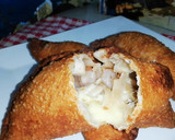 Foto del paso 5 de la receta: Empanadas fritas de queso, machas, ostiones, camarones