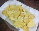 Foto del paso 3 de la receta: Milanesas de pollo al ajillo con papas fritas onduladas