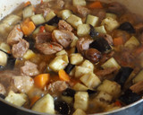 Foto del paso 3 de la receta: Carne guisada con batata, berenjena y castañas