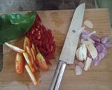 Foto langkah ke 1 dari resep Ayam Tumis Daun Kemangi.