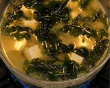 Foto langkah ke 4 dari resep Miso Soup (Sup Tahu Rumput Laut).