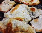 Foto del passaggio 2 della ricetta Petto di pollo speziato con pomodorini, olive e pinoli tostati