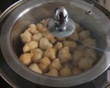 A picture of step 4 of Dahi bhalla.