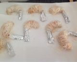 Foto del passaggio 3 della ricetta Gamberoni fritti in crosta di vermicelli di riso e gazpacho piccante di fragole e datterini