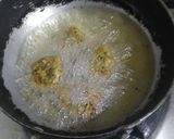 A picture of step 4 of Urad Dal vada.