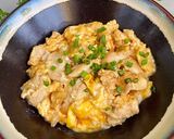 Hình bước làm 4 của món Cơm gà trứng kiểu Nhật (Oyakodon)