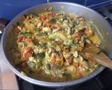 Foto del paso 2 de la receta: Zapallitos revueltos con zanahorias y tomates