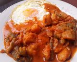 Foto del paso 7 de la receta: Papas🥔, pimiento verde y cebollas🌰en salsa🍅de tomate🍳