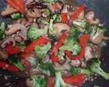 Foto langkah ke 4 dari resep Jamur dengan Paprika dan Brokoli Saus Tiram.