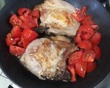 Une image de l'étape 7 de Côtes de porc aux tomates, ail rose et fanes de navets.