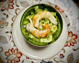 Foto del paso 2 de la receta: Timbal de aguacate con lechuga y langostinos