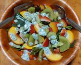 Foto del paso 3 de la receta: Ensalada veraniega de hojas verdes y frutas frescas