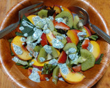 Foto del paso 3 de la receta: Ensalada veraniega de hojas verdes y frutas frescas