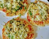 A picture of step 5 of Veg-cheesy Pizza.