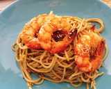 Foto del paso 4 de la receta: Espaguetis integrales al pesto con gambón