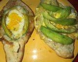 Foto del paso 3 de la receta: Pan con palta y huevo😋
