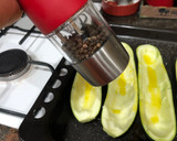 Foto del paso 3 de la receta: Calabacines rellenos con gratinado de queso de oveja y salsa de pimientos del piquillo
