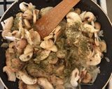 Hagymás, gombás csirkemáj recept fázis 3 fotója