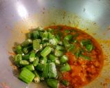 A picture of step 3 of Dahi Bhindi.