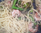 Foto del paso 5 de la receta: Spaguetti con Trigueros y Gambones al Pesto de Salmón