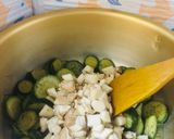 Foto del paso 2 de la receta: Zapallitos Verdes con Tofu Frito y hongos!