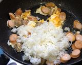 รูปขั้นตอนการทำที่ 4 ของ ข้าวผัดไส้กรอกหมูเด้ง