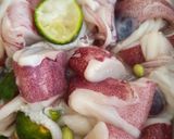 Foto langkah ke 1 dari resep Oseng Cumi Pedas Wijen Hitam.