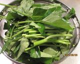 A picture of step 2 of Stir-Fried Water Spinach Taught by a Thai Maid.
