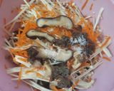 Foto langkah ke 2 dari resep Japanese Mushrooms Rice.