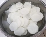 Foto langkah ke 1 dari resep Sayur Bening Lobak Daging Tumis.