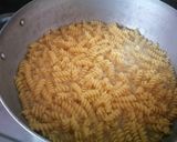Foto del paso 1 de la receta: Pollo 🐔 con tornillo 🔩 (pasta)