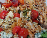 Foto del paso 3 de la receta: Ensalada tibia Lazos vegetal pollo, roquefort, cherry