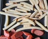 Foto del paso 2 de la receta: Salchipapa gourmet para un domingo de ocio