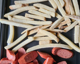 Foto del paso 2 de la receta: Salchipapa gourmet para un domingo de ocio