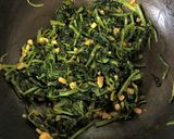 A picture of step 2 of Palong Shaag Bata (Spinach Chutney - Bong style).