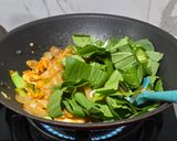 Foto langkah ke 4 dari resep Kwetiau Goreng Udang dan Bakso.