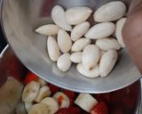 स्ट्रॉबेरी और बनाना ओट्स ड्रिंक (strawberry aur banana oats drink recipe in Hindi) रेसिपी चरण 3 फोटो
