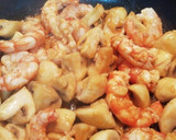 Foto del paso 3 de la receta: Tapa de Champiñones y Gambones al ajillo