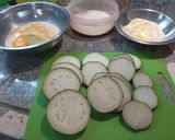 Foto del paso 2 de la receta: Berenjenas Apanadas con Salsa de Yogur y hierbas🍆🌿