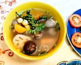 Hình bước làm 2 của món Canh rau củ nấm hương nấu tiêu xanh