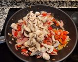 Foto del paso 5 de la receta: Empanada de hojaldre con bacon, cebolla, pimiento rojo, champiñones y nata para cocinar