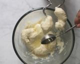 Foto langkah ke 2 dari resep English Muffin - No oven, less egg. Vegetarian friendly.