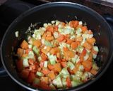 Foto del paso 2 de la receta: Crema de verduras al curry con piña (mazorca de maíz)