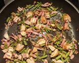 Une image de l'étape 4 de Poêlée brocolis, lardons, ébly, haricots verts et cordon bleu.